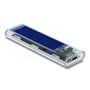 DeLock-kabinet til M.2 NVMe SSD set skråt forfra med transparent hus, blå køleribbe og USB-C-port.