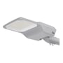 LEDVANCE Streetlight Compact L-gadearmatur set skråt nedefra, monteret på en vandret mast med synlige beslag.
