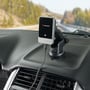 Verbatim Charge 'n' Drive Magnetic Wireless Car Charger monteret på bilinstrumentbræt, klar til brug som telefonholder.