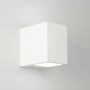 Hvid kubeformet Astro Lighting Mosto væglampe monteret på væg, lyser opad og nedad.
