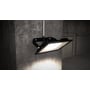 Ansell Lighting Eden LED projektør monteret på væg med tilpasset vinkel, belyst rum.