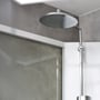 Contura Showerama 10-5 comfort brusekabine med krom brusehoved og en del af den hvide ramme og frostede glas.