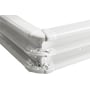 Nærbillede af et samlet Legrand udvendigt hjørne i hvid plast, 50 x 130 mm, der viser monteringsdetaljer.