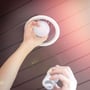 En hånd isætter en V-TAC LED spotpære i en loftslampe, der viser produktets anvendelse.