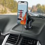 Verbatim Charge 'n' Drive Magnetic Wireless Car Charger monteret på bilinstrumentbræt med en iPhone som oplader.