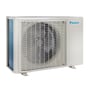 Daikin Nepura Comfora 35 varmepumpens udedel set skråt forfra, så den blå sideflade og ventilatorgitteret ses.