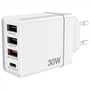 Vinklet billede af Verbatim CHR-30EU2 USB oplader, viser fire porte: 2x USB-A, 1x USB-A QC 3.0 og 1x USB-C PD 20W.