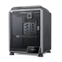 Creality K1C 3D-printer i brug, med et print i gang inde i det lukkede kabinet og en tydelig Core XY bevægelse.