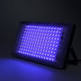 Sort UV 395 nm LED-projektør på 45 W lyser violet, mens den står skråt på sit sorte beslag.