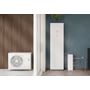Aqua Danmark Slim SOFT 200 blødgøringsanlæg står ved rørtilslutning i et bryggers sammen med andet VVS-udstyr.
