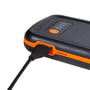 Et USB-kabel er sat i udgangen på OSRAM BATTERYstart 200, der også fungerer som powerbank.