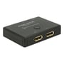 DeLock tovejs DisplayPort-switch set skråt forfra med to synlige DisplayPort-porte og valgknap.