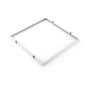 Den hvide indbygningsramme til 60 × 60 LED-panel set skråt bagfra med klikbeslag langs kanten.