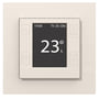 Nærbillede af mTouch One-R termostat, der viser aktuel temperatur på 23 grader Celsius samt dato og tid på det digitale display.
