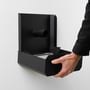 Nichba jumbo-papirholder med sort kabinet set forfra, hvor holderens indvendige rulleholder er synlig.