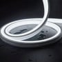 LEDlife Kold hvid 8x16mm Neon Flex LED strip med vanddråber på sort baggrund, viser IP67-egenskab.