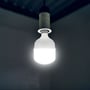 V-TAC 60W LED pære, T160, monteret i loftudtag og lyser med et kraftigt, neutralt hvidt lys.