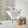 Etac My-Loo topsæt med støtteben i krom og blank overflade, monteret på et hvidt toilet.