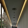 V-TAC LED stribelys monteret i loftet langs en gang, giver ensartet varm hvid belysning.