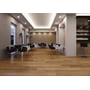 LEDVANCE Slim alu-ramme til downlight vist i en restaurant med indbyggede loftspots.