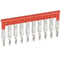 Legrand laske med ti røde forbindelsespunkter og metalstifter til 8mm klemmer, vist fra siden på hvid baggrund.