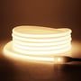 Tændt LEDlife Neon COB LED strip på 10 meter med 280 LED/meter, der udsender et varmt hvidt lys på 3000K.