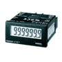 Omron H7ET selvdrevet tidtæller med hvidt LCD display, der viser 999999.9 på sort urkasse på hvid baggrund.