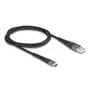 DeLock forstærket USB-A til USB-C-ladekabel på 1 meter, lagt i en løkke med begge stik synlige.