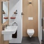 Villeroy & Boch Viconnect E300-betjeningsplade på væggen over et toilet i et badeværelse med håndvask.