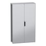 Schneider Electric PanelSeT SFN gulvskab i grå RAL 7035 med dobbeltdøre, montageplade og sort håndtag. Mål 2000x1200x400 mm.