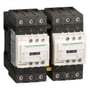 Nærbillede af to sammenkoblede Schneider Electric TeSys D LC1D40A kontaktorer, der viser monteringsdetaljer og terminaler.