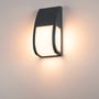 SLV Keras ELT udendørslampe lyser monteret på en væg og spreder varmt lys omkring sig.