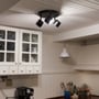 Nielsen Light Spot Teater Sort Rondel 3-Spot monteret på et hvidt træloft i et køkken med hvide skabe.