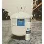 EasyFLEX spraylim 500ml står ved siden af en stor tank med spraylim, begge med blå etiketter.