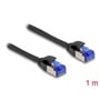 Nærbillede af DeLock 1 meter sorte Cat.6A S/FTP Slim RJ45 netværkskabel, viser detaljer på de afskærmede stik med blå indlæg.