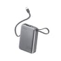 4smarts Pocket Dual Cord powerbank i spacegrey set skråt forfra med indbygget flettet kabel og porte øverst.