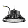 SpectrumLED Plateo 4 high bay-armatur på 100 W i sort, set skråt nedefra med ophængsøje og tilslutningsledning.