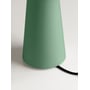 Nærbillede af Nielsen Light Move Me bordlampens fod i støvet grøn mat finish med en sort ledning.