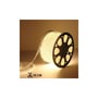 LEDlife Type X-2 ridebanestrip rullet på en spole med lysende LED'er og markering, der viser klipning for hver 10 cm.