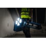 Bosch GLT 18V-5000 arbejdslampen bæres sammenfoldet med lysfelterne tændt.
