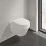 Villeroy & Boch 4687 væghængt toilet med lukket sæde monteret på en lys væg ved et vindue.
