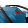 Toppen af Bosch GAS 18V-10L Professional-støvsugeren med rødt låsegreb og lysende batteriindikator.