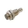 Omron E2E-X14B218-M1 induktiv sensor i forniklet messing med M18 gevind og kort krop.