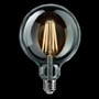 Globe LED pære, Ø125 mm, med varmt lys og synlige filamenter, mørk baggrund.