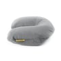 Travel Blue Comfi-Pillow i grå fleece vist fra siden med gul Travel Blue mærkelogo på hvid baggrund.
