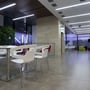 Moderne kontor- eller loungeområde oplyst af V-TAC Pro T8 LED lysrør i loftsarmaturer.