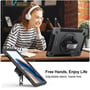 En kvinde bruger 4smarts Rugged Case Grip med iPad på et skrivebord, mens hun ser video med hovedtelefoner.