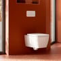 Viconnect M200-betjeningsplade i hvidt glas fra Villeroy & Boch monteret over et toilet på en rustfarvet væg.