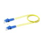 CommScope patchkabel med SC-SC konnektorer, OM4 duplex fiber i gul LSZH kappe med 1,6 mm diameter.