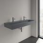 Villeroy & Boch Memento 2.0 vaskeskab i grå, 120 cm bredde, med to krom vandhaner monteret på en væg.